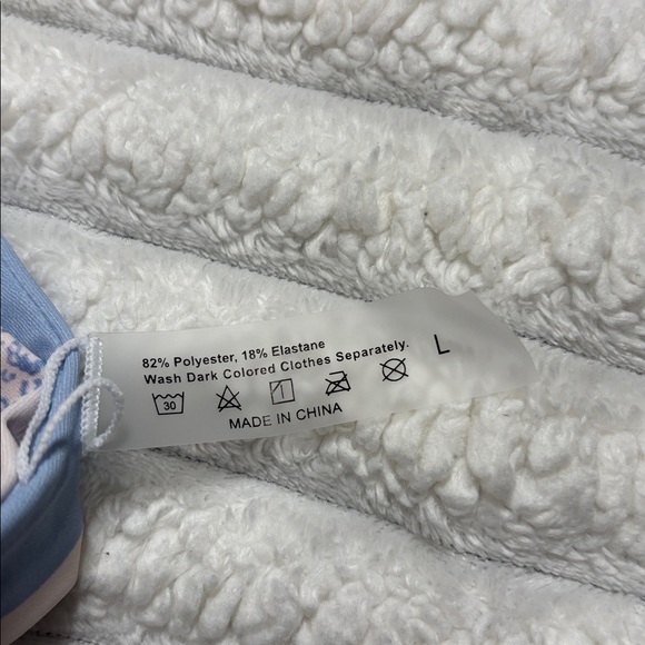 Floral and Botanical Print One Piece Swimsuit
REVERSIBLE - Picture 2 of 12